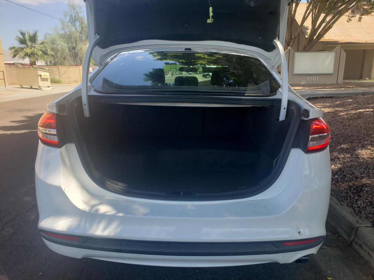 2017 WHITE /black Ford Fusion Hybrid SE hybrid (3FA6P0LUXHR) with an 2.4L L4 DOHC 16V engine, 6-Speed Automatic transmission, located at 323 E Dunlap Ave., Phoenix, AZ, 85020, (602) 331-9000, 33.567677, -112.069000 - Photo#18